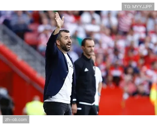 比赛花絮：格拉纳达主场球迷用巨型TIFO致敬即将退役的球队功勋莫利纳